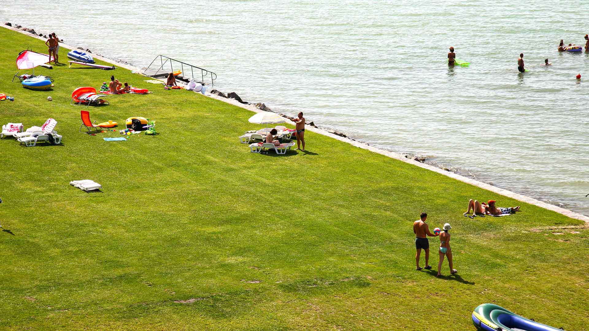 A Balaton déli partján, vízparti társasüdülőben, apartman eladó, ahol vízparti élmények várják