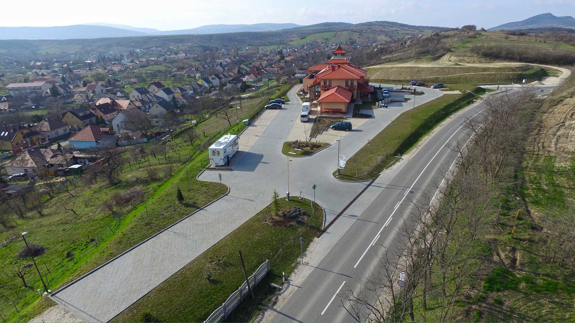 A képen, a 9214 m2-es telek és a hotel látható