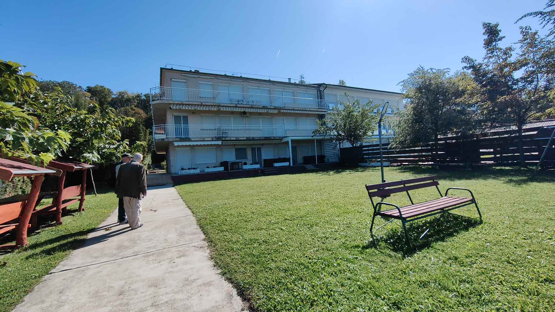 A képen a társasház látható, melyben található az eladó egyszobás, erkélyes apartman