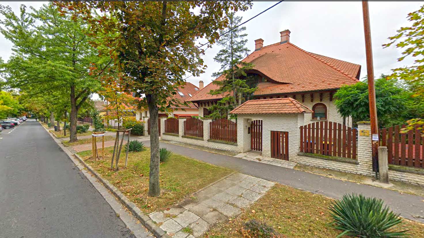 A barátságos, gömbölyded formák, természetes színek és anyagok, széppé teszik az épületet