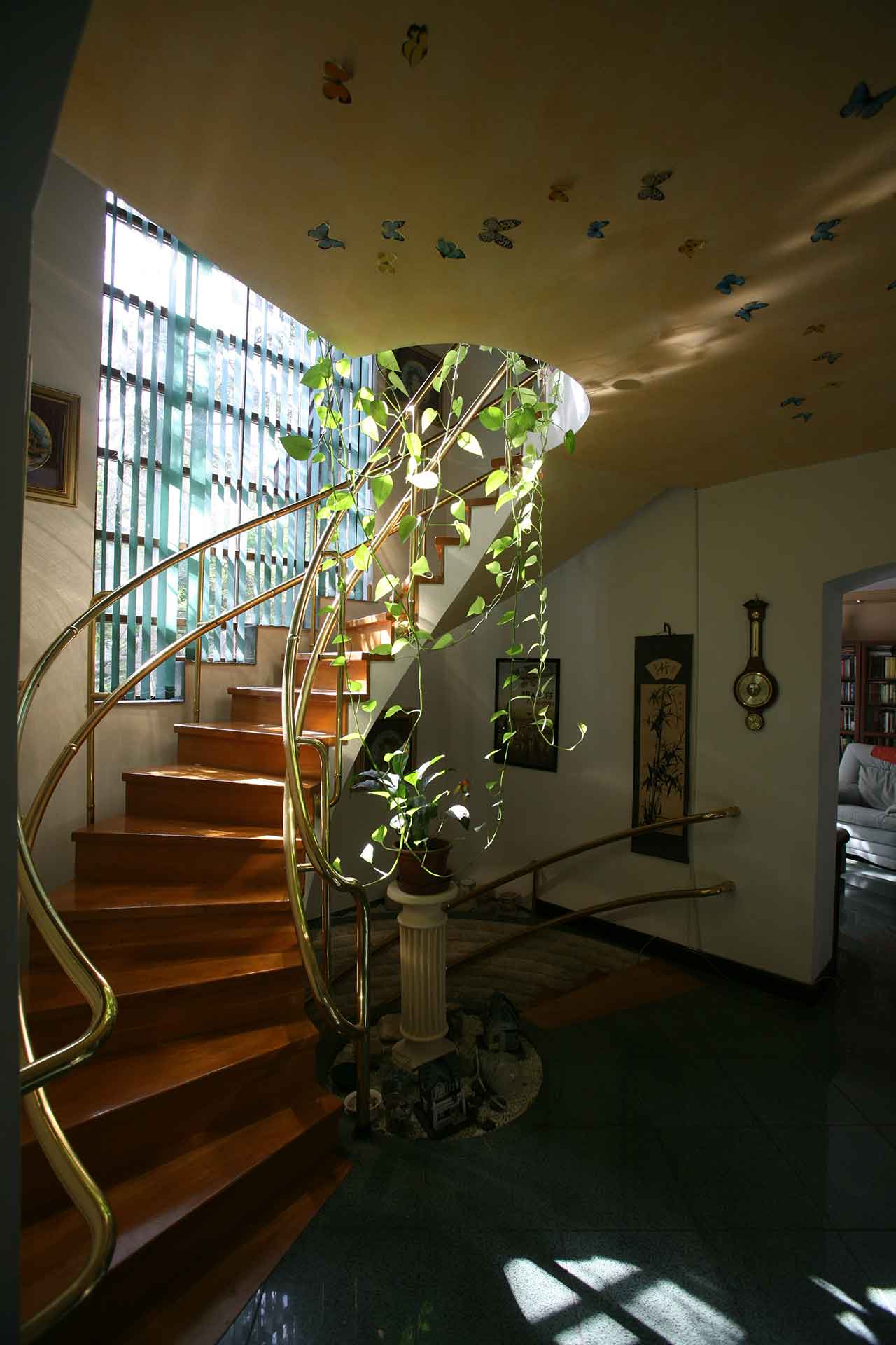 A kép az íves, vasbeton lépcsőt ábrázolja