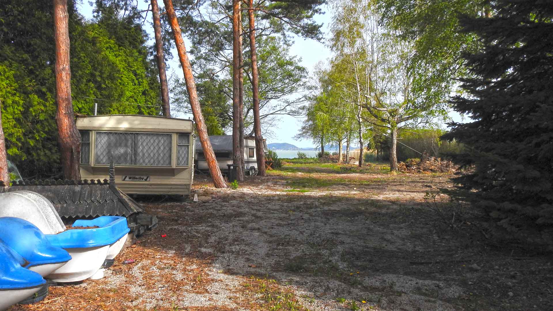 Horgásztanya létesítésére és üzemeltetésére alkalmas közvetlen vízparti telek eladó