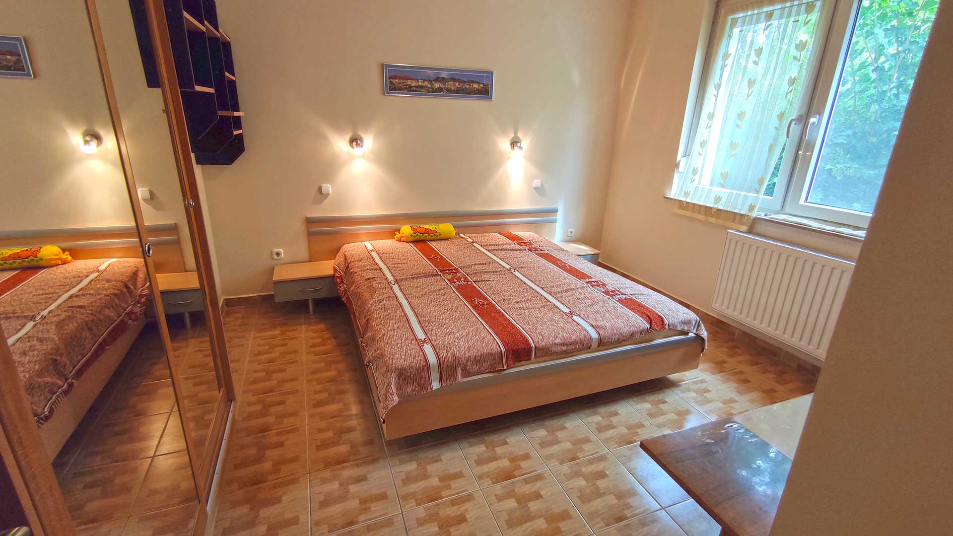 A képen, az intim zónában lévő másik hálószoba látszik.