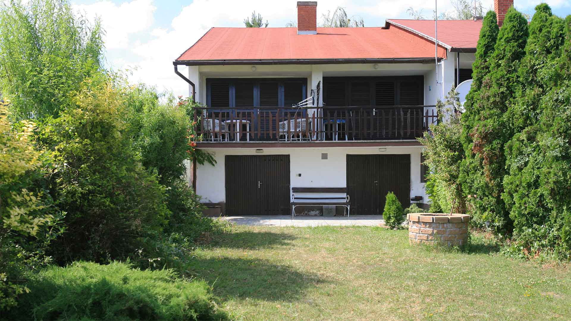 Balaton északi partján, 1 + 3 félszobás társas-nyaraló eladó