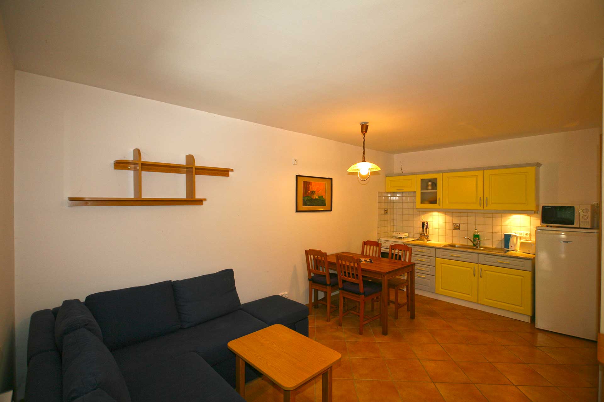 Balaton északi partján, 2 lakrészes nyaraló, eladó