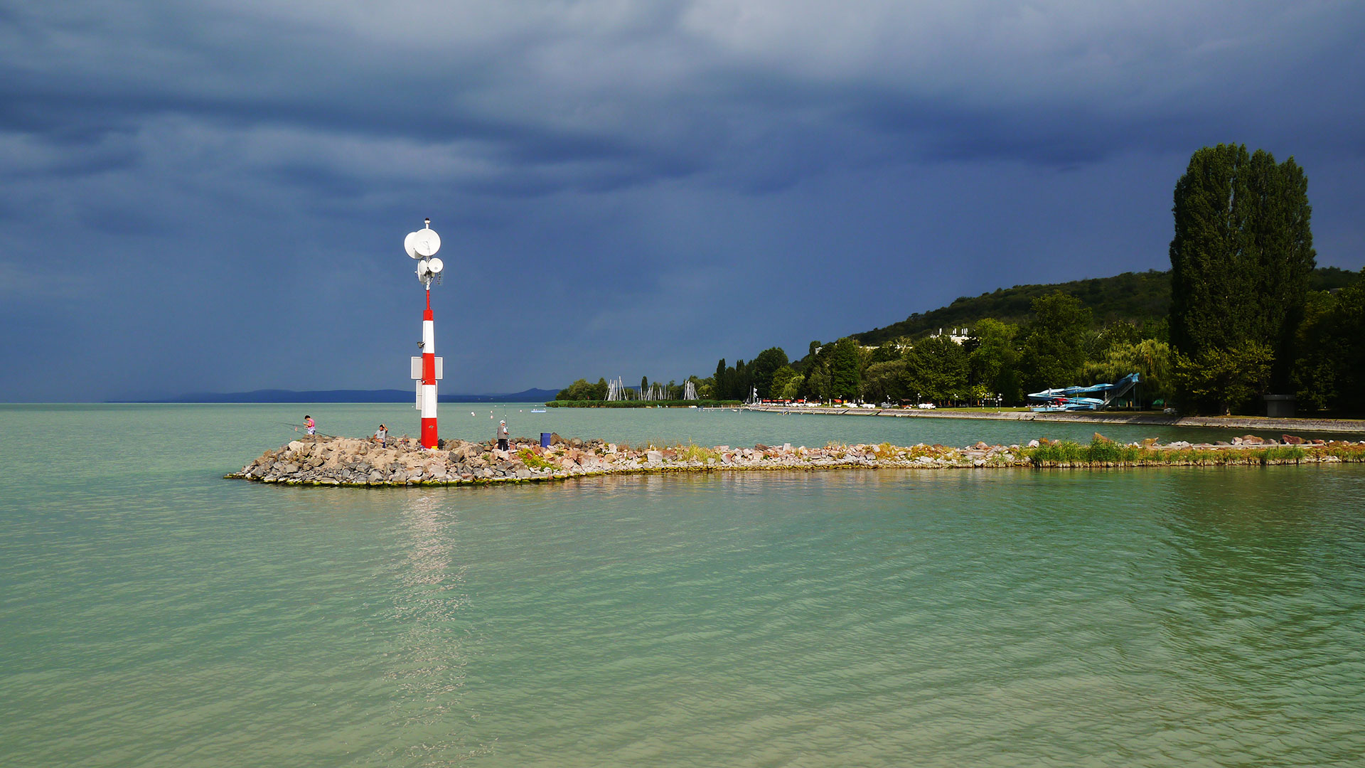 Balaton, Tihany-rév vihar előtt. A sötét háttér kiemeli a hullámtörőt