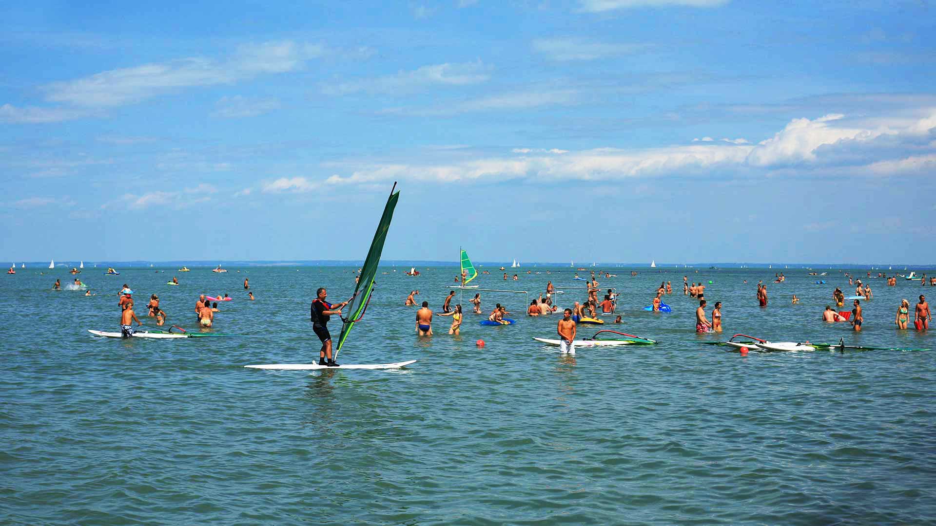 Zamárdi, nagy strand, fürdőzők.