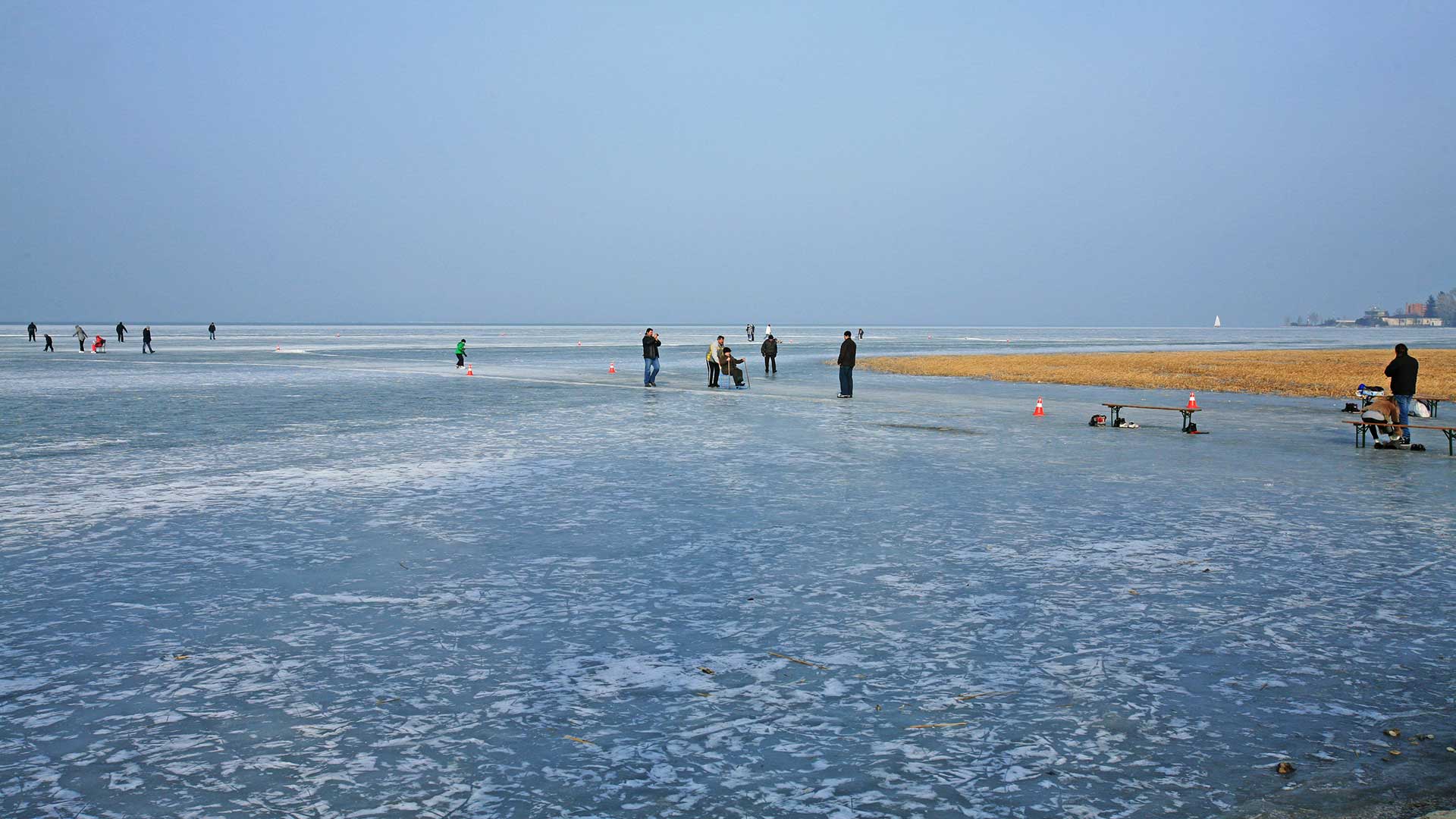 Befagyott Balaton, a jégen korcsolyázókkal, Siófokon.