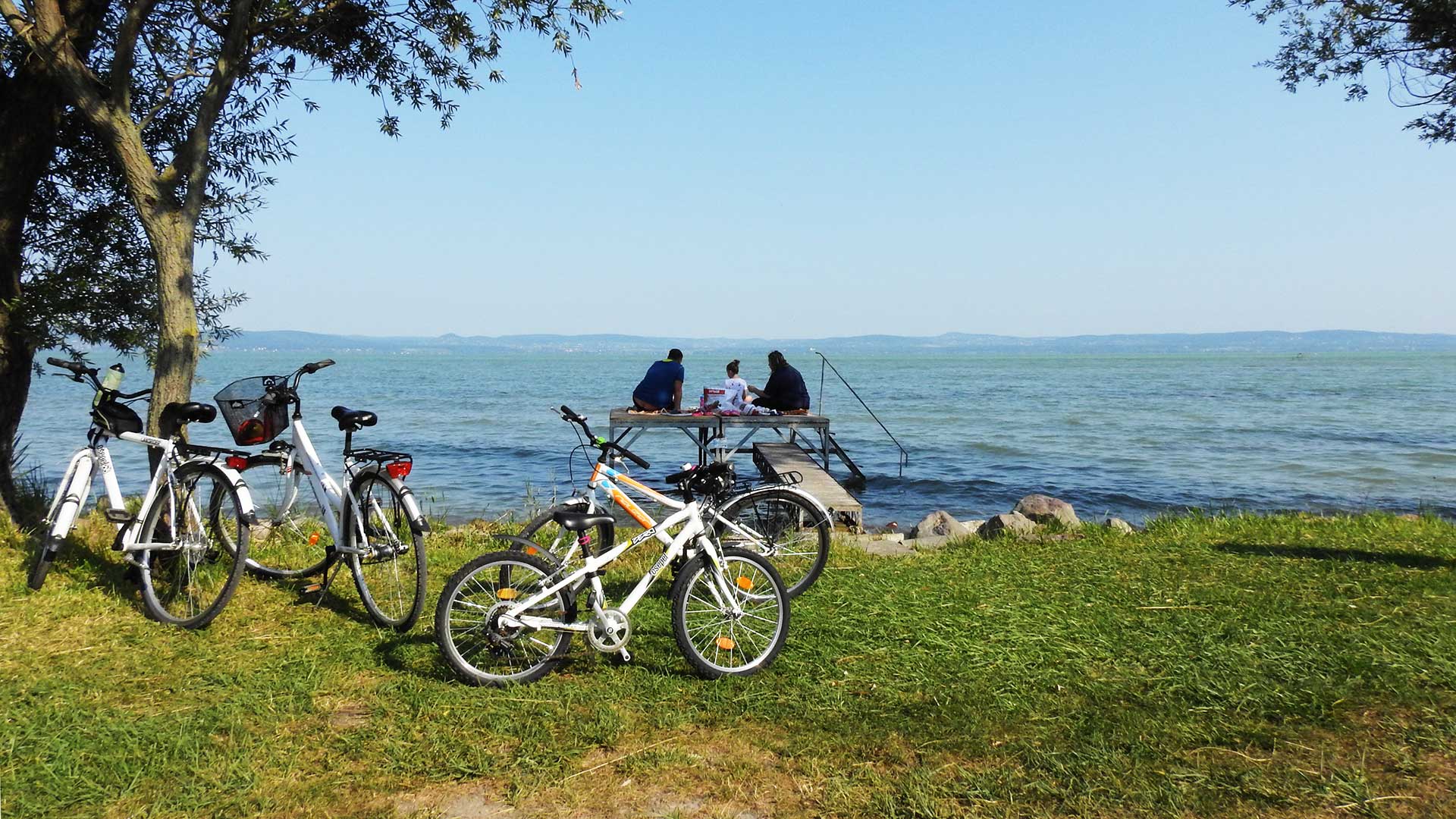 Balatonszemes, sziesztázó kerékpárosok.