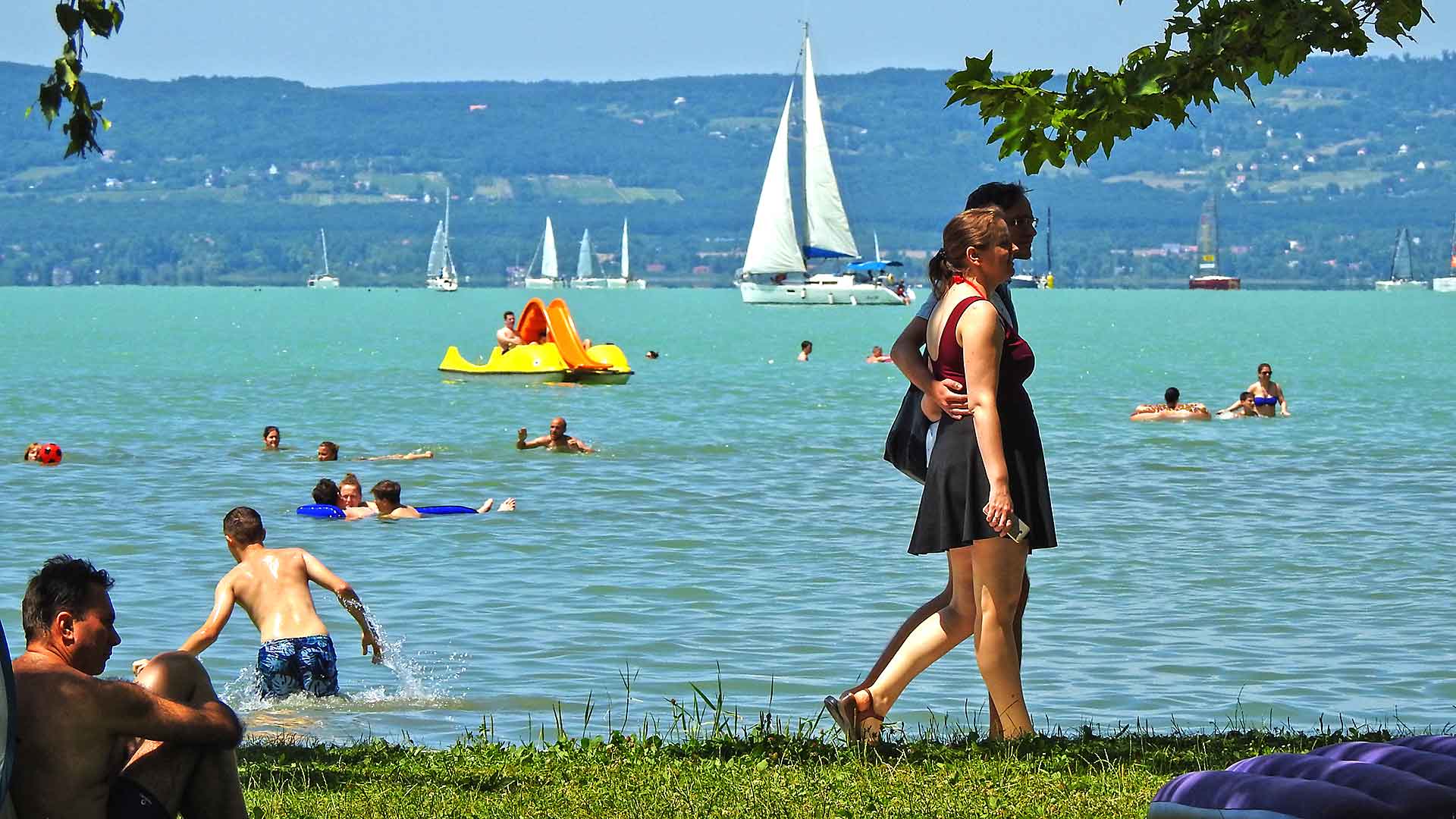 Balatonföldvár, Kvassay sétány, strandolók.