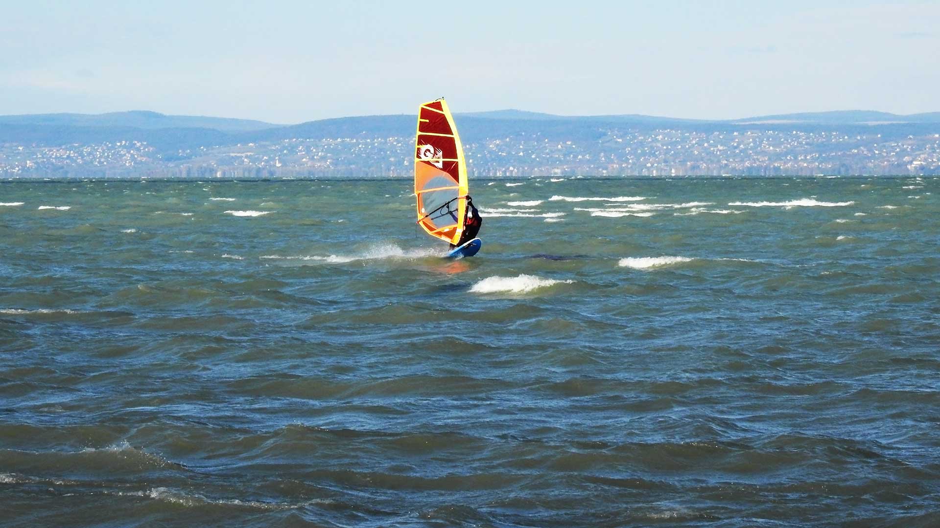 Siófok, szörfbeach. A profik, erős szélben is talpon maradnak.