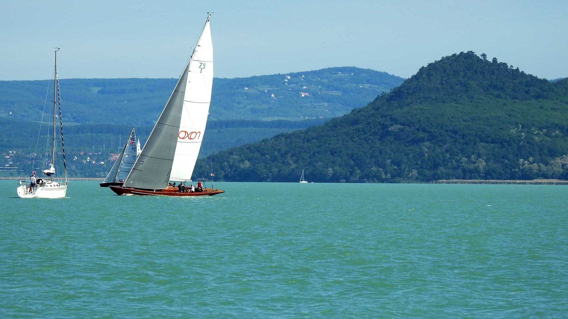 Tőkesúlyos vitorlás Tihany alatt, közepes széllel.