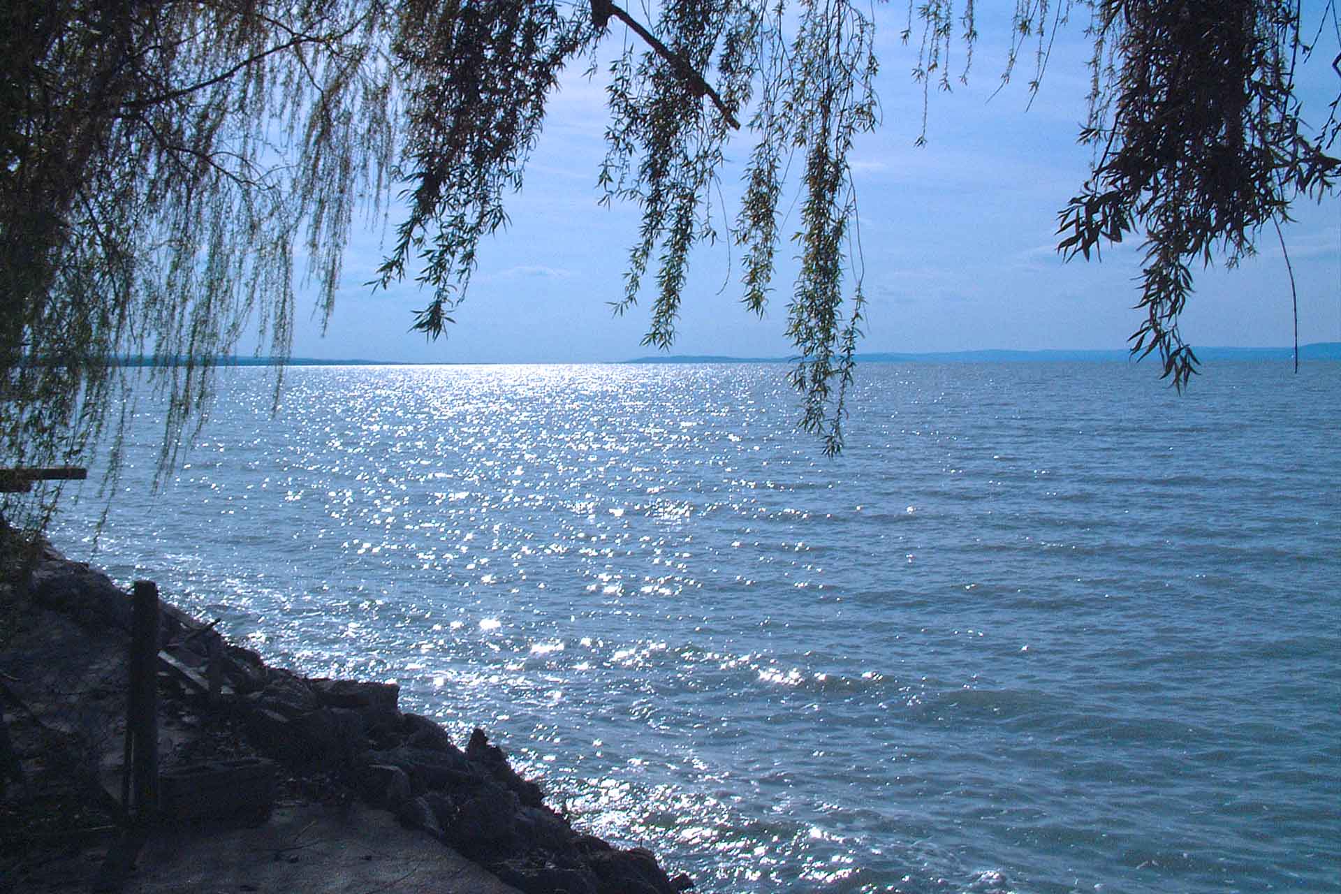 A képen, a Balaton tengerszerű látványa látszik, dél-nyugati ellenfényben