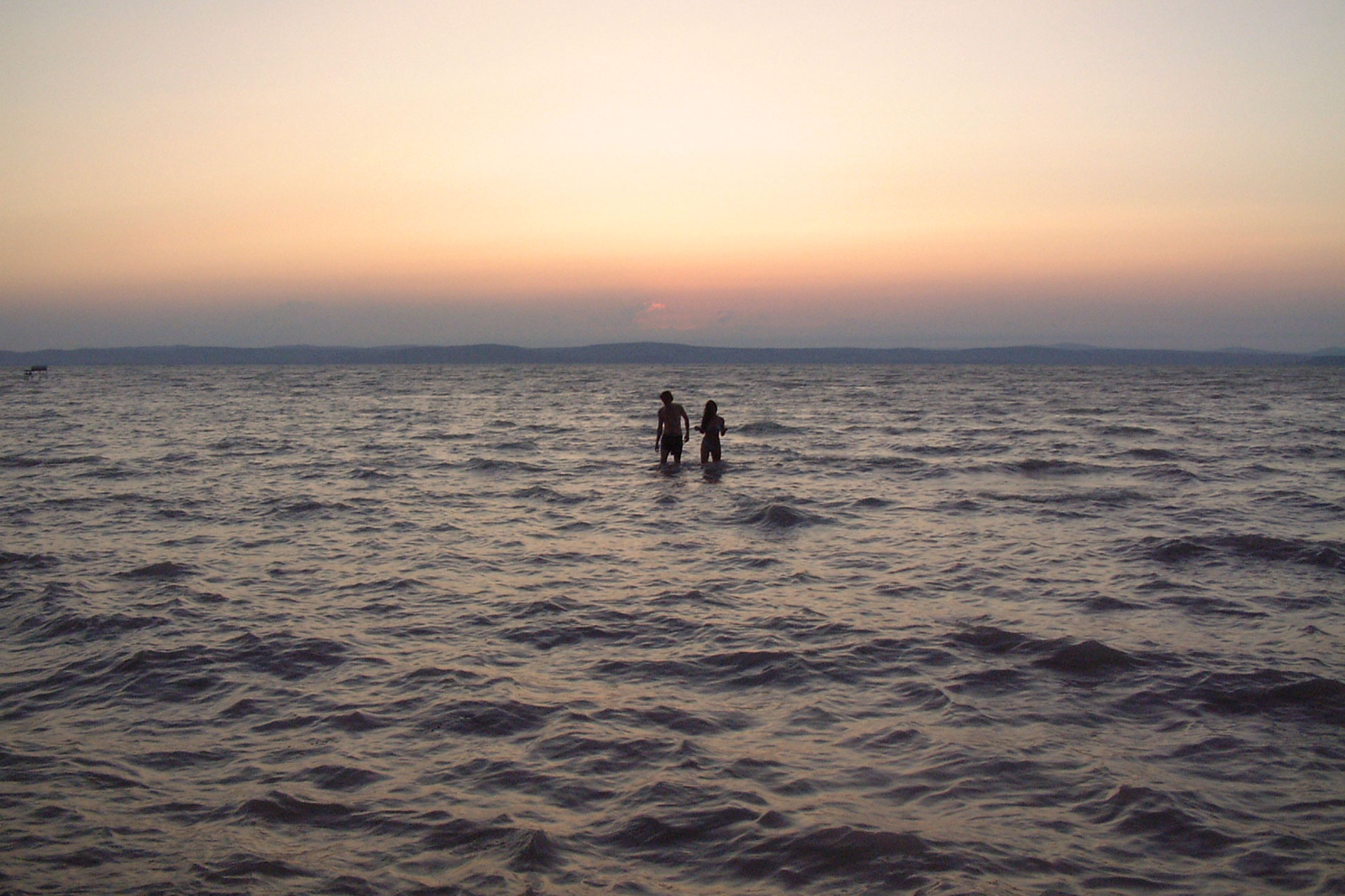 A kép, a Balaton déli partján Siófokon, az Aranyparton készült