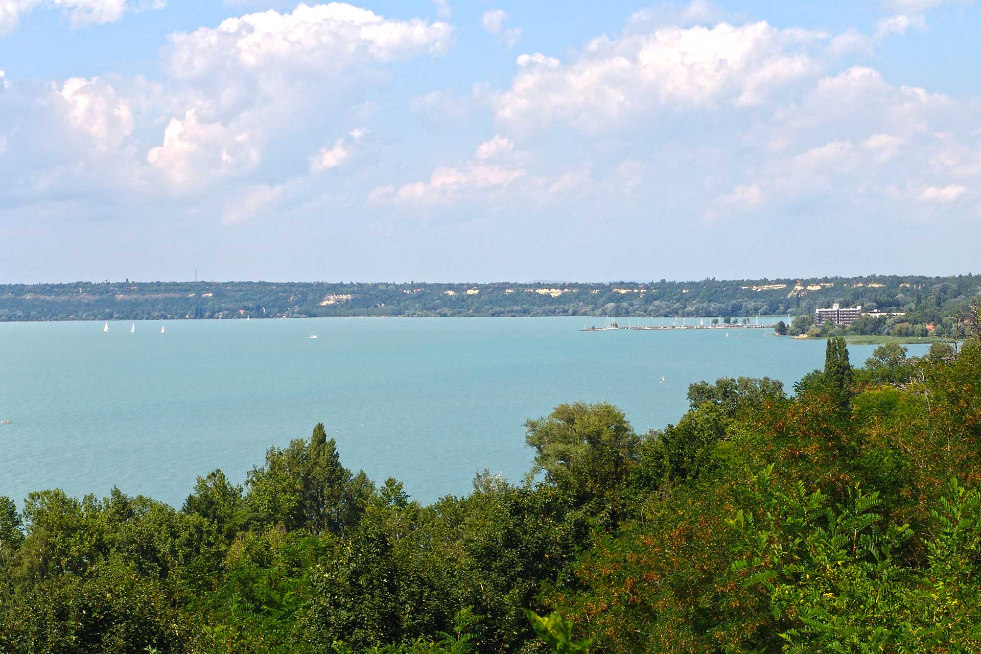 Balatonvilágos, Mészöly Géza sétány. Mészöly Géza innen festette a Balatont