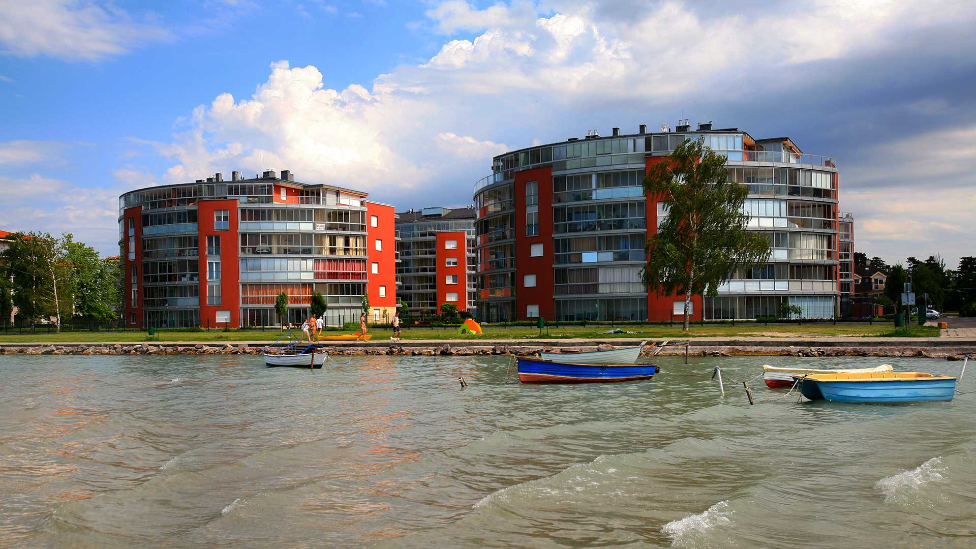 Siófok, Aranypart, szabad strand csónakokkal.