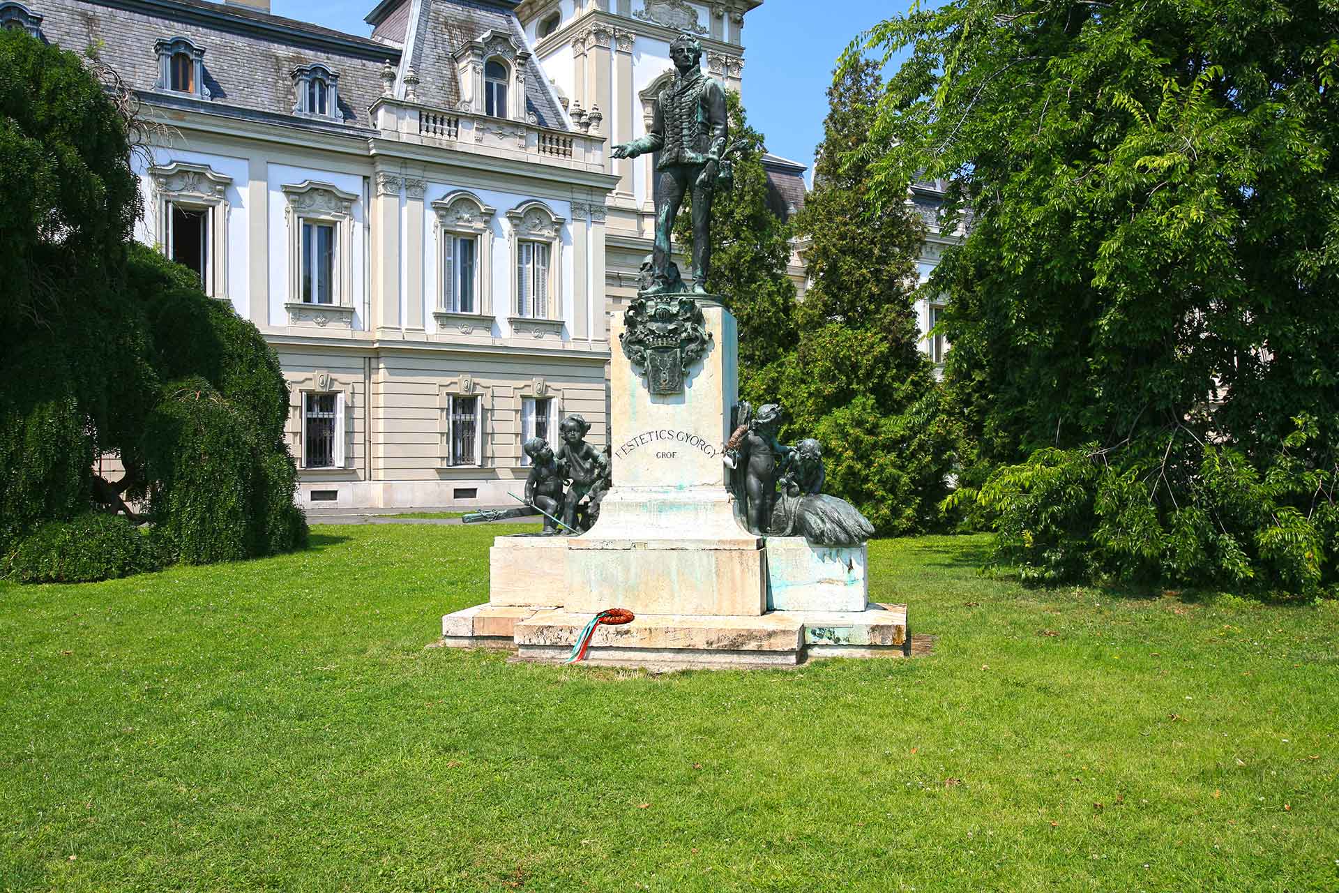 Keszthely, Gróf Festetics György szobra.