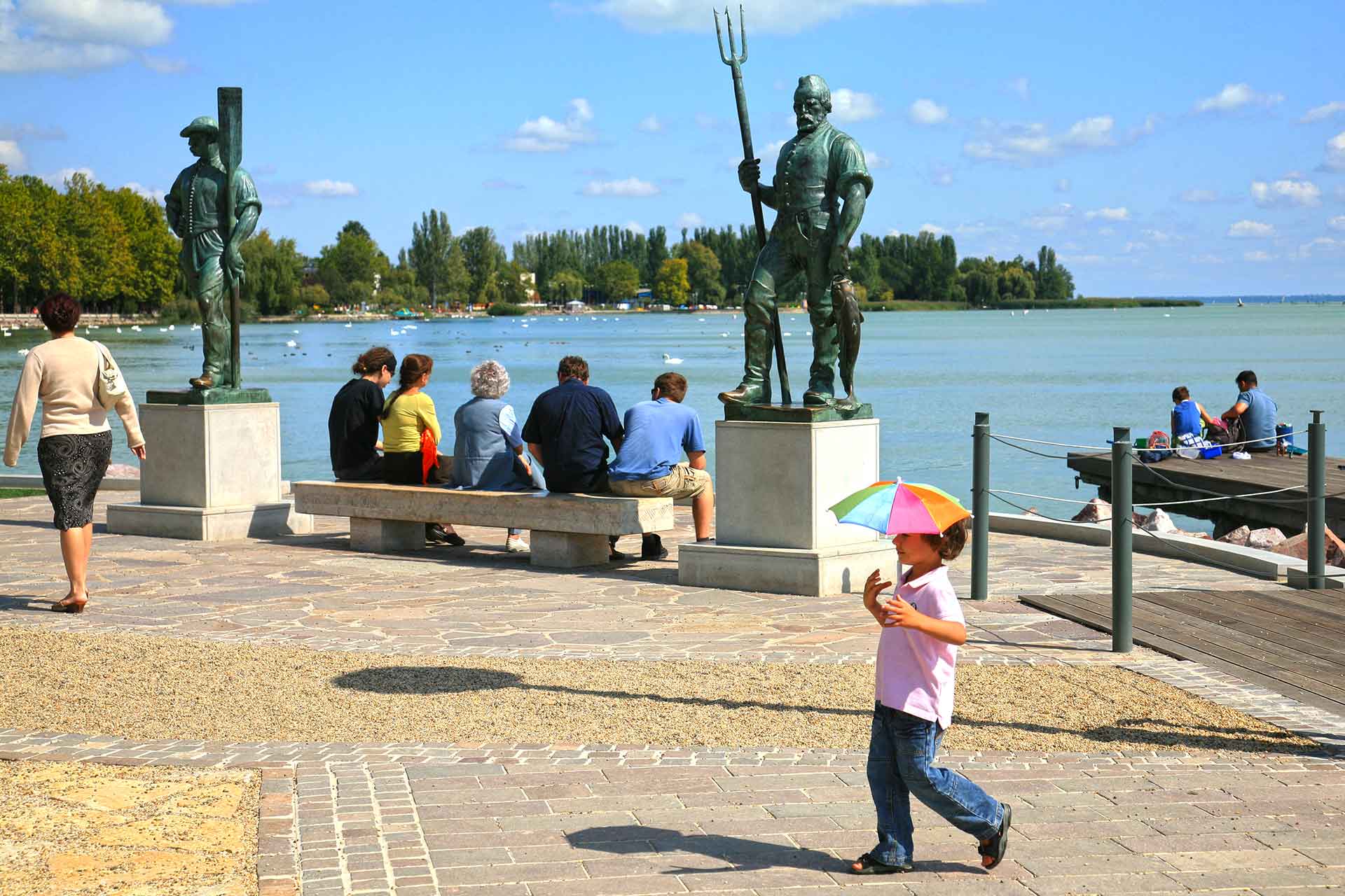 Balatonfüred, kikötő. Pásztor János: A Halász és a Révész szoborcsoportja.