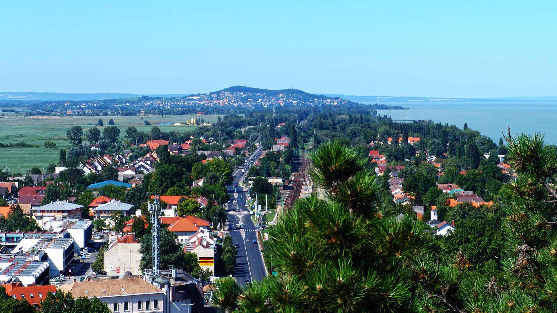 Balatonboglár, Gömb-kilátó és ami látszik róla.