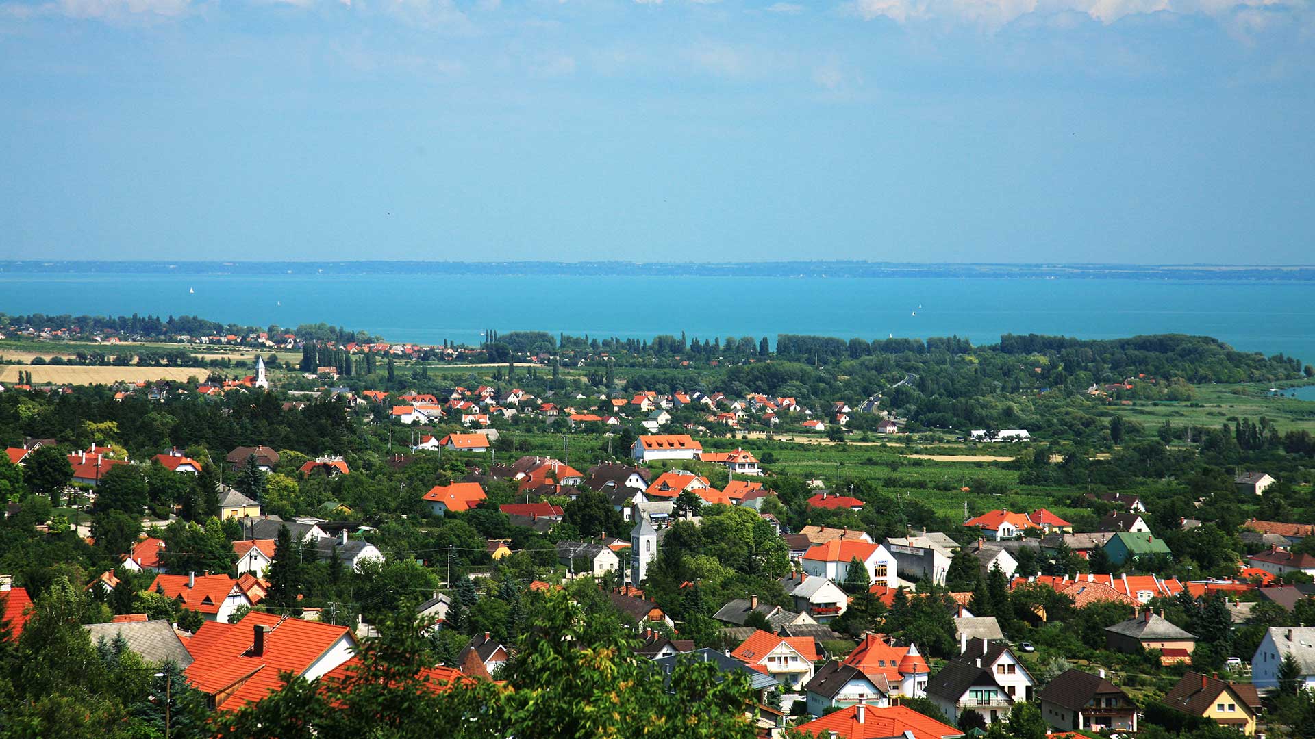 Csopakon, eladó házat, nyaralót, panorámás ingatlant keresek Vevőimnek.