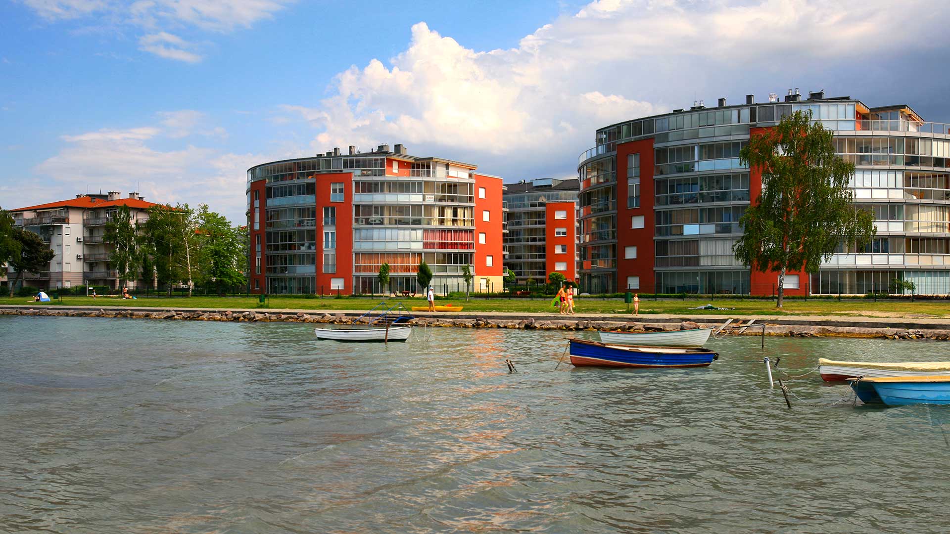 Siófok, Beszédes József sétány, apartmanház