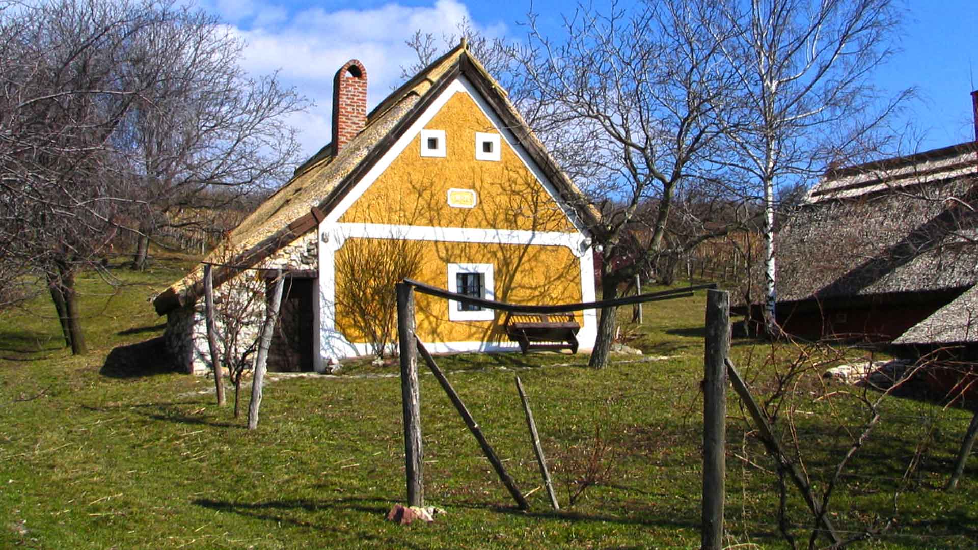 Vannak akik egy kicsit távolabb, de balatoni panorámával vesznek présház-nyaralót.