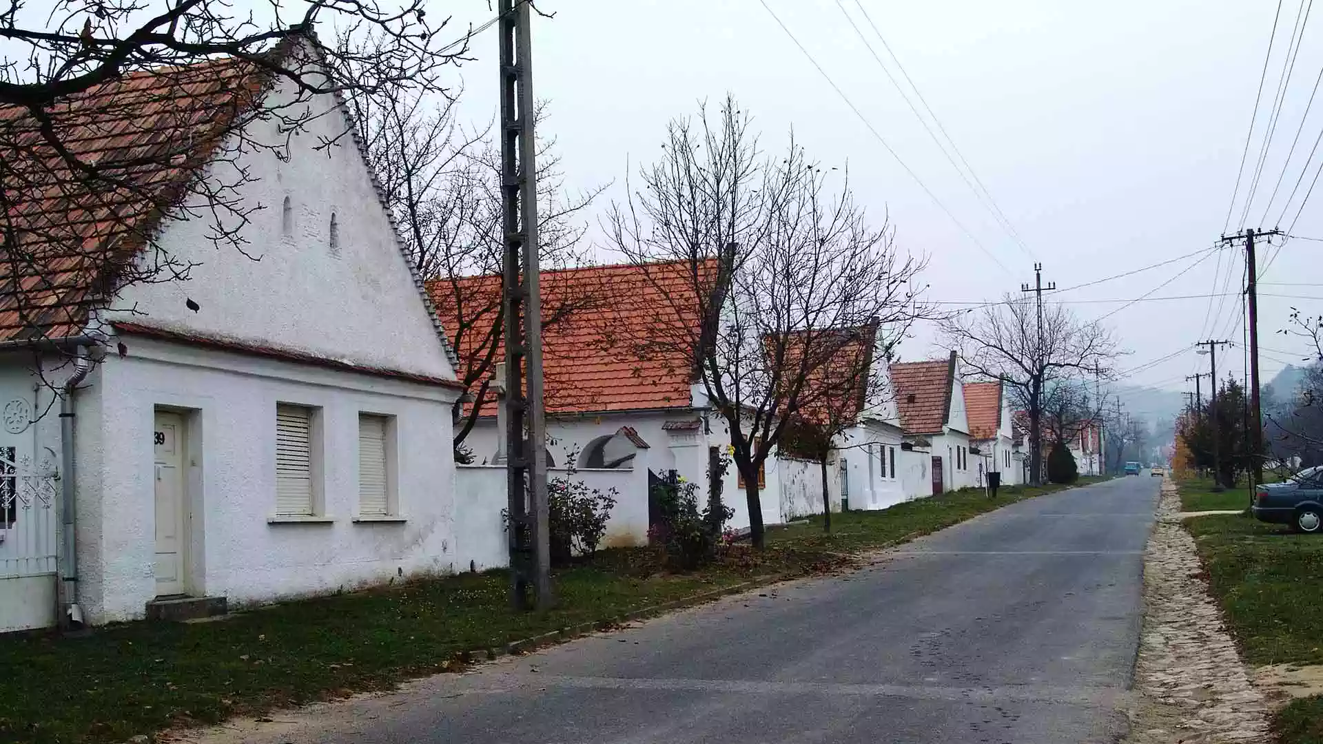 A műemlék parasztházakból álló utca, másik irányból nézve