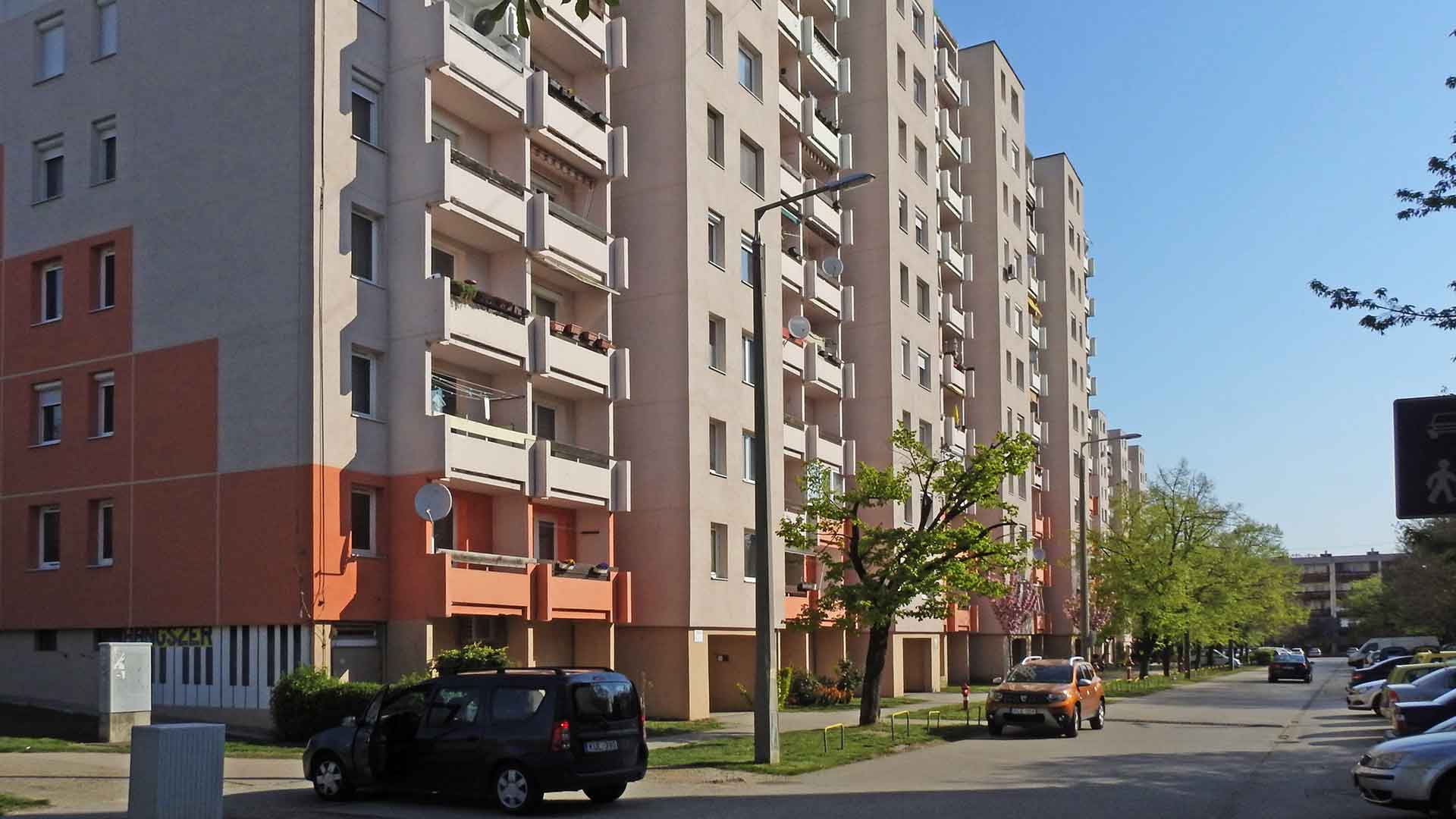 Siófok, Tanácsház utca 18 szám alatti panellakások