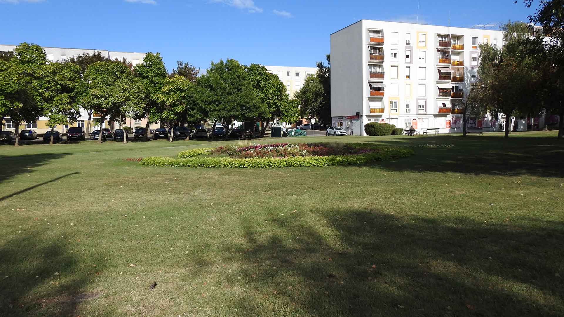 A lakásokat magukban foglaló társasházak között van tér és levegő