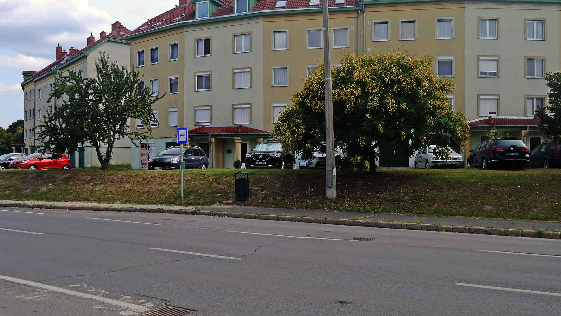 Siófok, Nefelejcs utcai csúszó zsalus, öntött falas társasházi lakásai