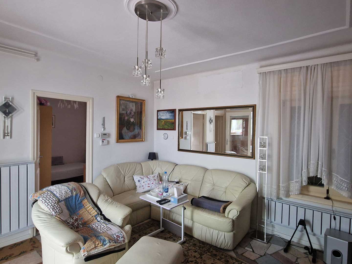 A kép, a 15,24 m2 alapterületű lakószobát ábrázolja