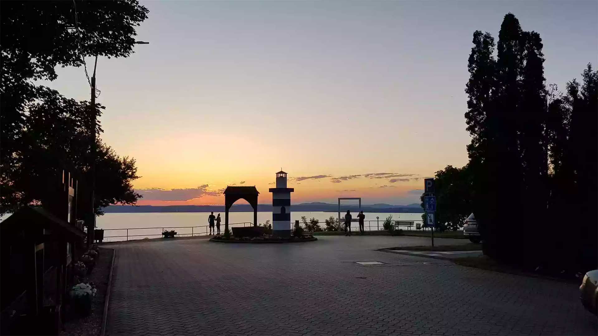Pár lépés után, mindig ebben a csodálatos balatoni panorámában gyönyörködhet