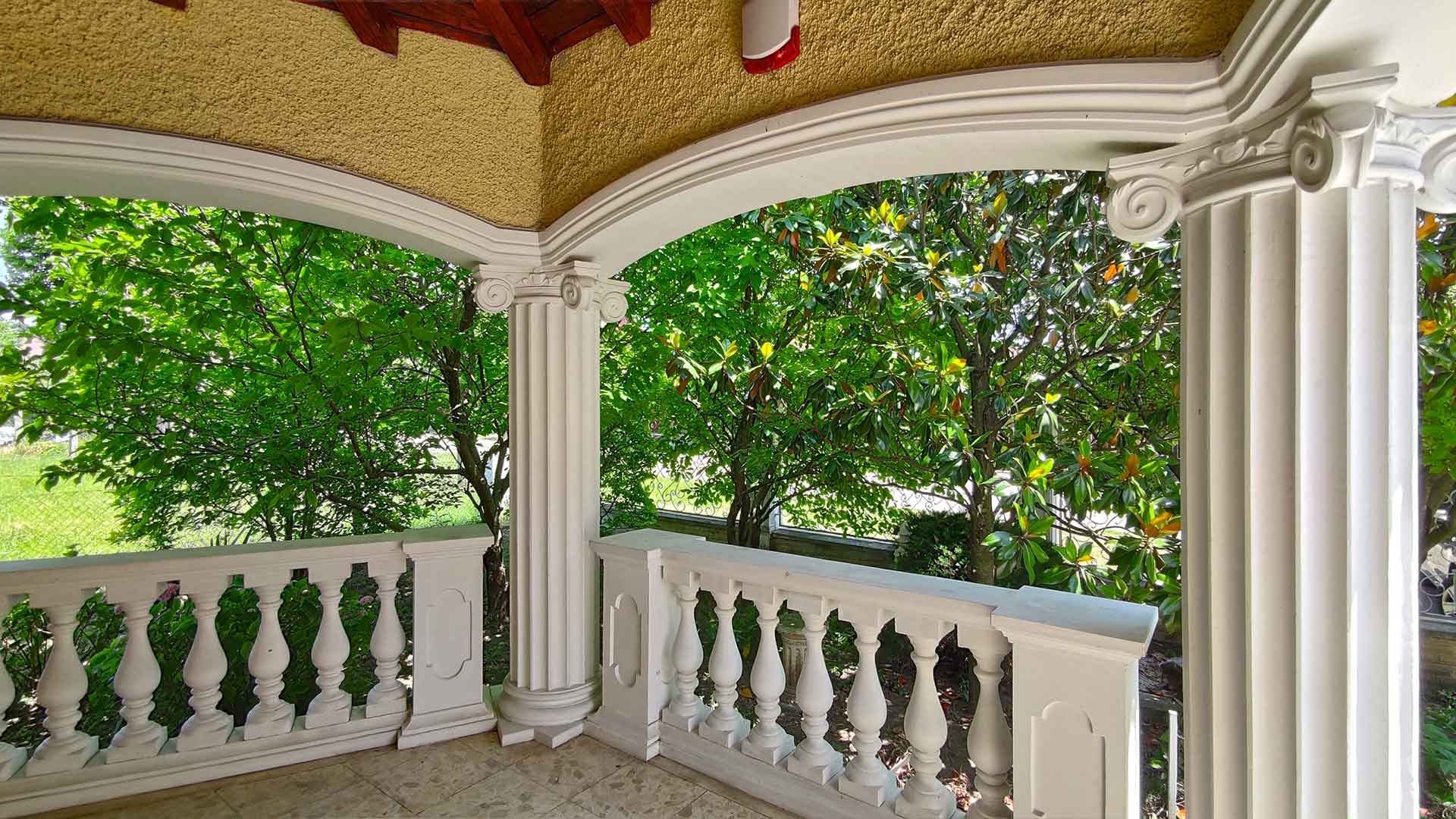 A képen, a 12,71 m2-es fedett terasz látható