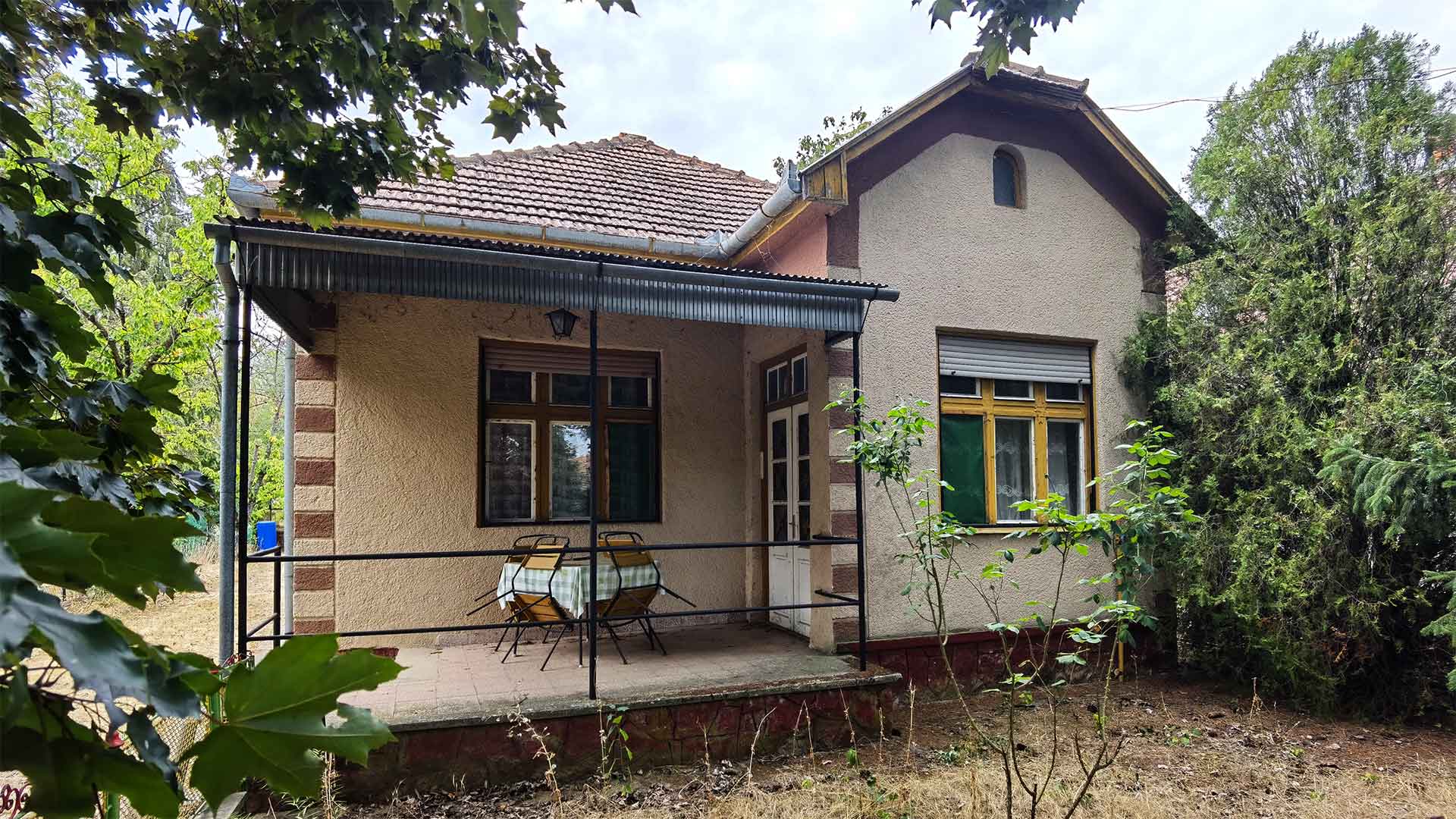 A képen, a hangulatos (romantikus) családi lakóház látható.