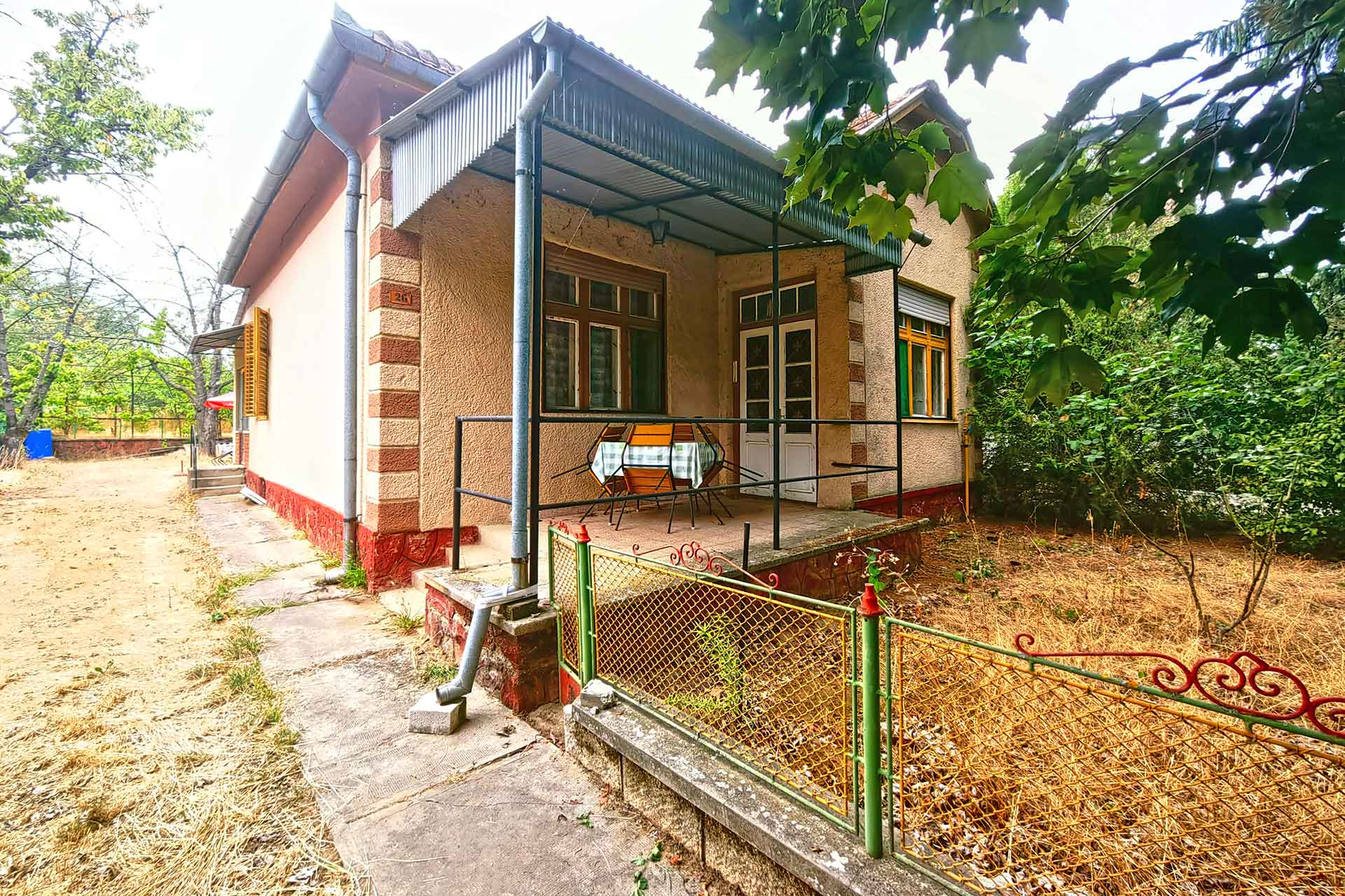 A képen, a családi ház közvetlen környezete látszik.