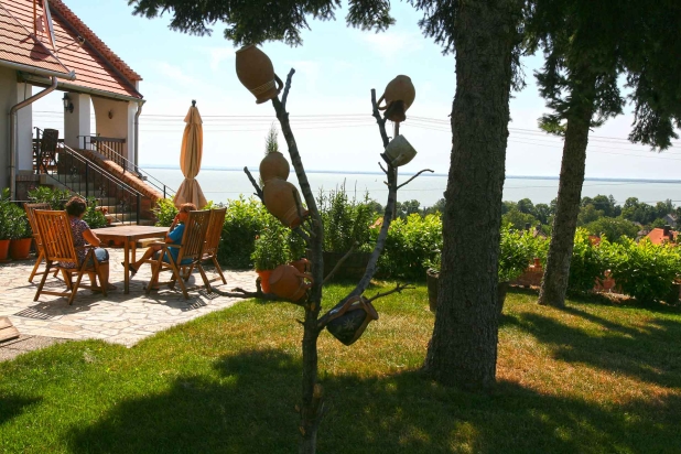 Lakóház, szép kilátással a Balatonra, eladó