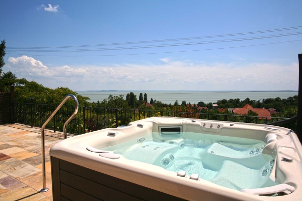 Lakóház, szép kilátással a Balatonra, eladó