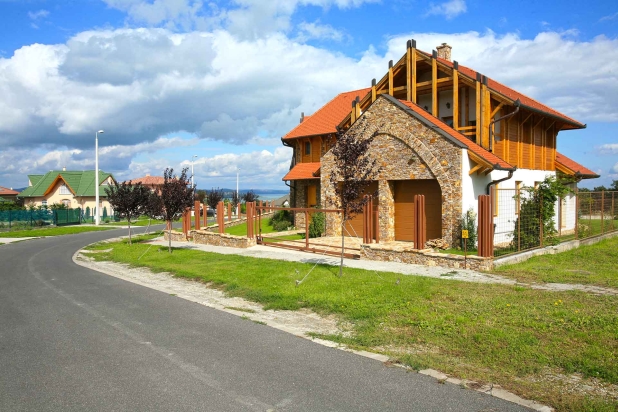 Reprezentatív luxus lakóház a Balaton déli partján