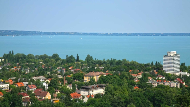 Napfényes, egyedi fűtésű, első emeleti téglalakás, víz közelben eladó