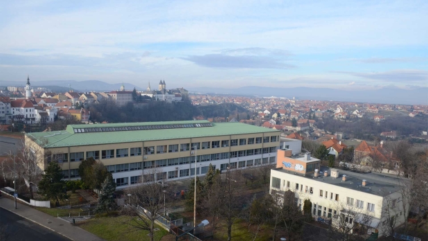 Várpanorámás, felújított lakás a belvárosban eladó