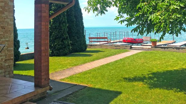 A Balaton déli partján, Budapesthez közel, közvetlen vízparti családi nyaraló, saját stéggel eladó