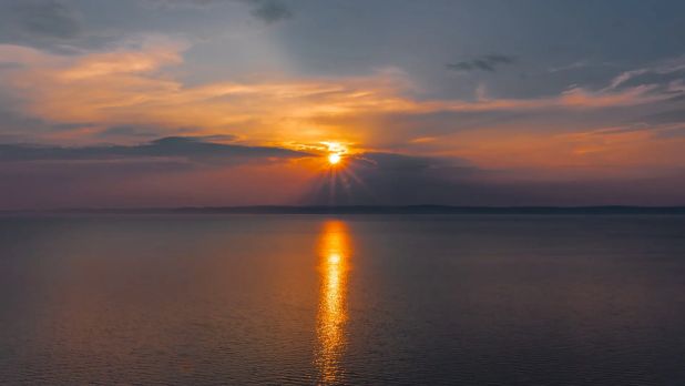 Kilátás a Balaton egész keleti medencéjére, Siófoktól Balatonakarattyáig