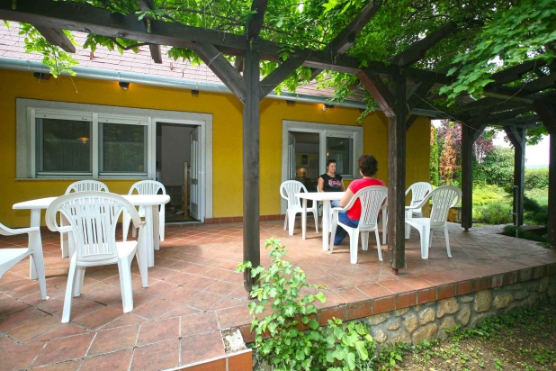 Balaton északi partján, 2 lakrészes nyaraló, eladó