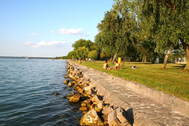 Strand közeli nyaraló, a Balaton déli partján eladó