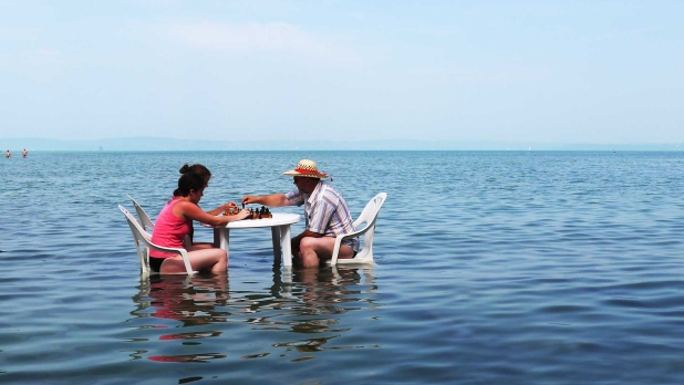 Sakkozás a Balaton vízében.