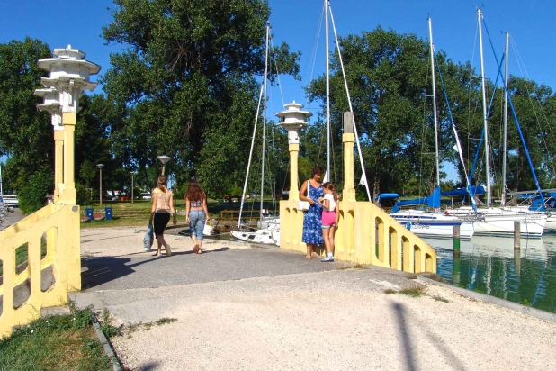 Balatonföldvár, Galamb-sziget bejárata. Ha a híd alatt nem lenne víz, a Galamb-sziget sem lenne sziget.