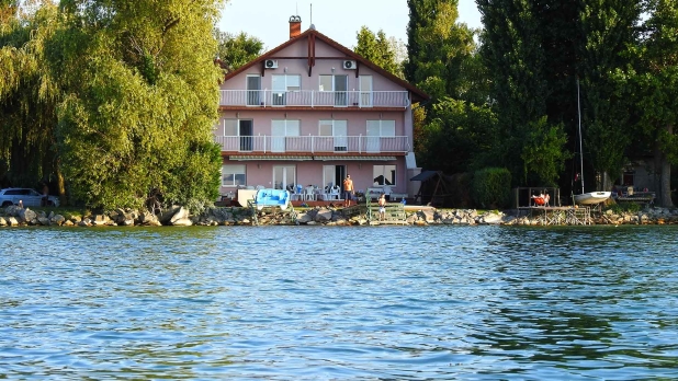 A nyaraló minden ablakából a Balatonban lehet gyönyörködni.