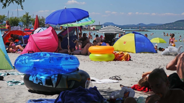 Balatonlellén eladó házat, nyaralót, üdülőt, vízparti ingatlant keresek Vevőimnek.