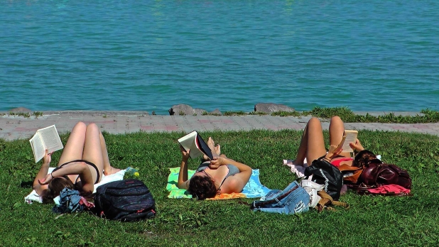 A lakás közelében van ez a strand, itt lehet fürdeni.