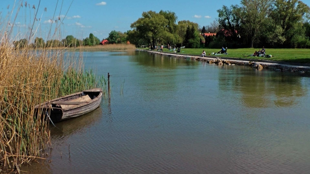 Balatonkeresztúron, eladó házat, lakást, nyaralót, üdülőt, telket, vízparti ingatlant keresek Vevőim részére.